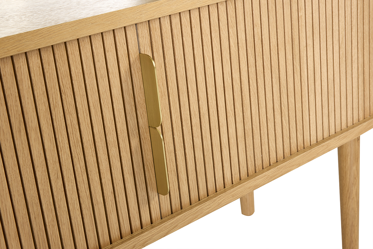 Detalle del mueble de TV vintage en madera clara, con dos puertas correderas y acabado en metal dorado.