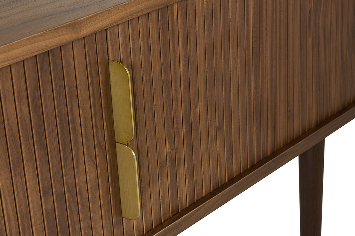 Vista cercana de un mueble de TV vintage en madera oscura con puertas correderas y detalles en metal dorado.