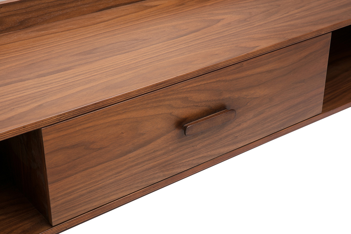 Vista de cerca del mueble para TV HALLEN de madera oscura con caj�n y nichos abiertos