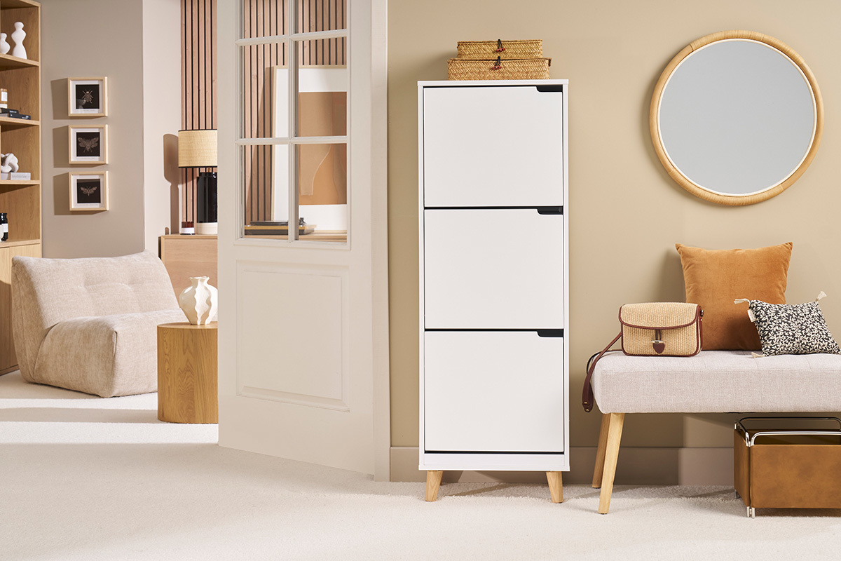 Mueble para zapatos blanco y de madera con 3 compartimentos en un interior escandinavo.