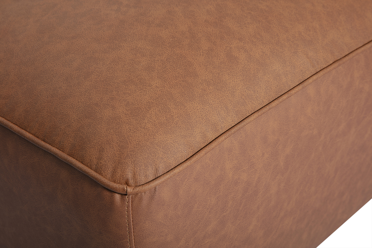 Detalle del puff reposapi�s de cuero marr�n FERGUS, vista cercana de la textura