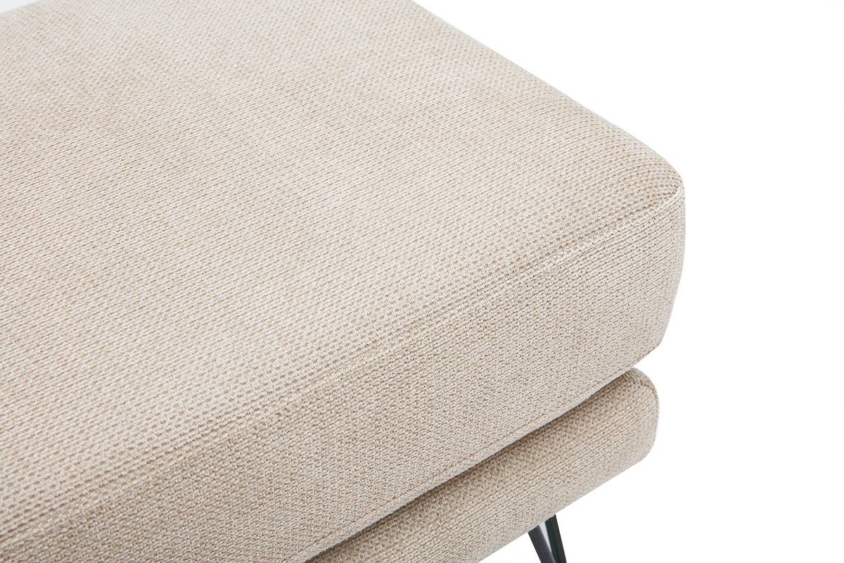 Vista cercana del puf reposapi�s de tejido chenilla beige con estructura met�lica