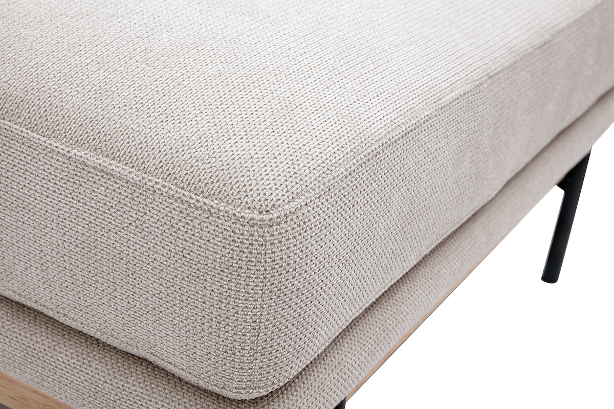 Primer plano de la tela de chenilla beige del reposapi�s con patas de metal negro.