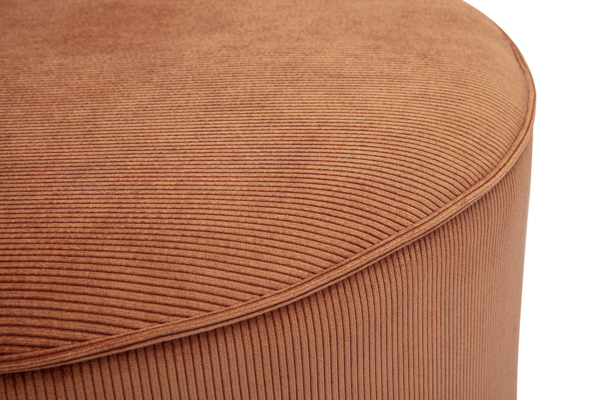 Primer plano del puf redondo de pana en color tierra quemada.