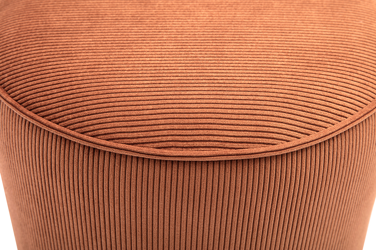 Primer plano de puf redondo de pana en color tierra quemada.