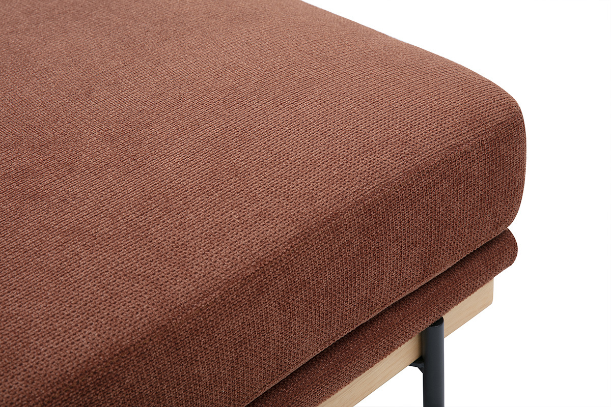 Vista cercana del puf reposapi�s de tejido chenilla color tierra quemada con estructura de metal negro