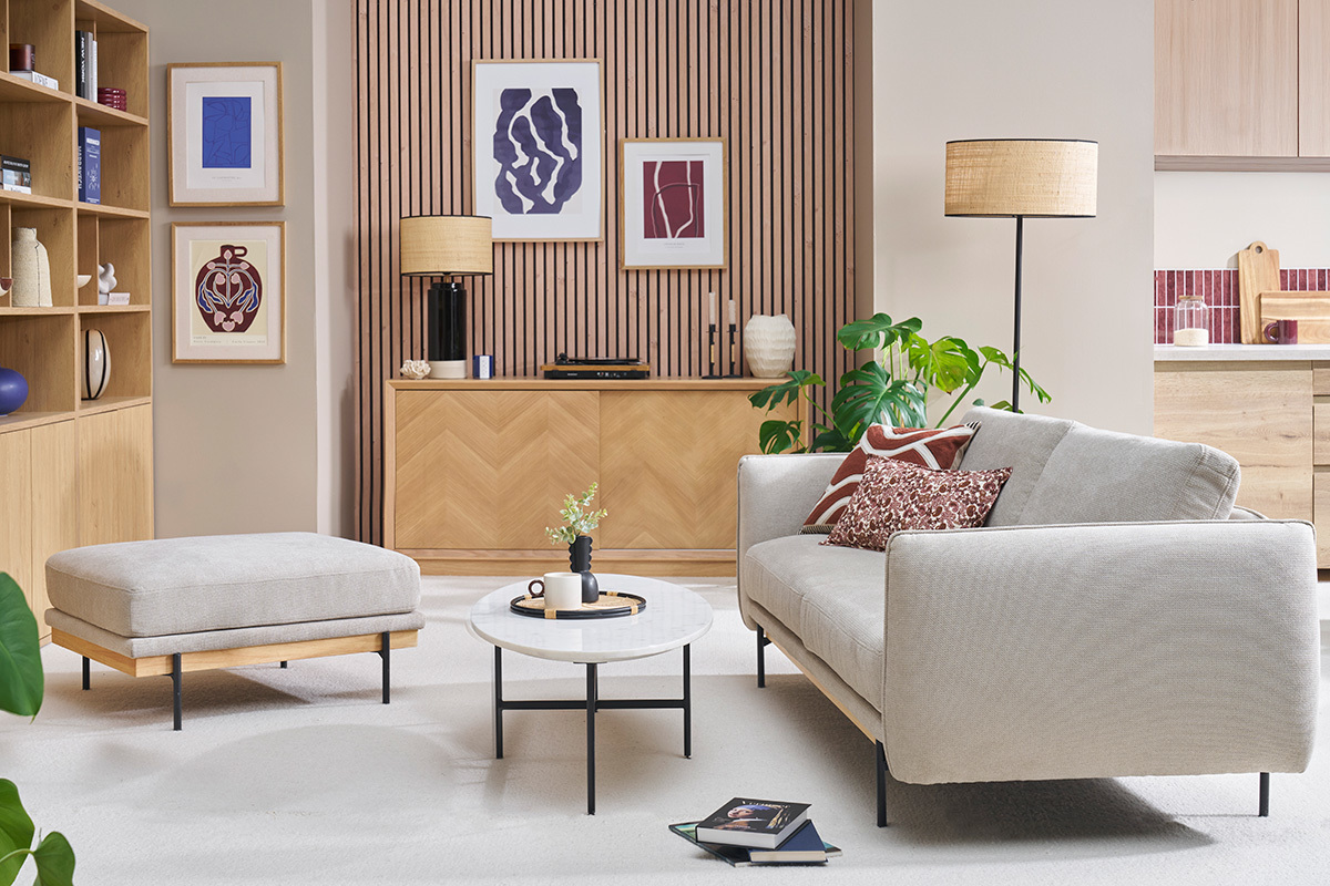 Reposapi�s de tela beige en una sala de estar moderna, vista lateral.