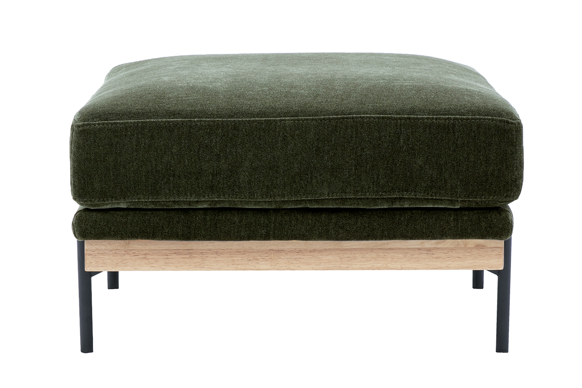 Puf reposapi�s de tela con efecto terciopelo verde caqui, visto de perfil, con base de madera y metal negro.
