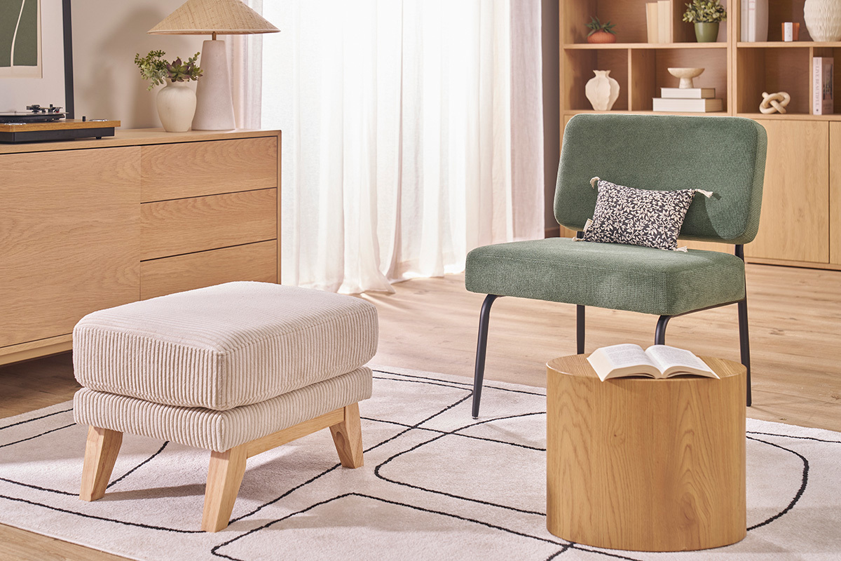 Puf reposapi�s escandinavo y mesa de madera en un sal�n moderno.