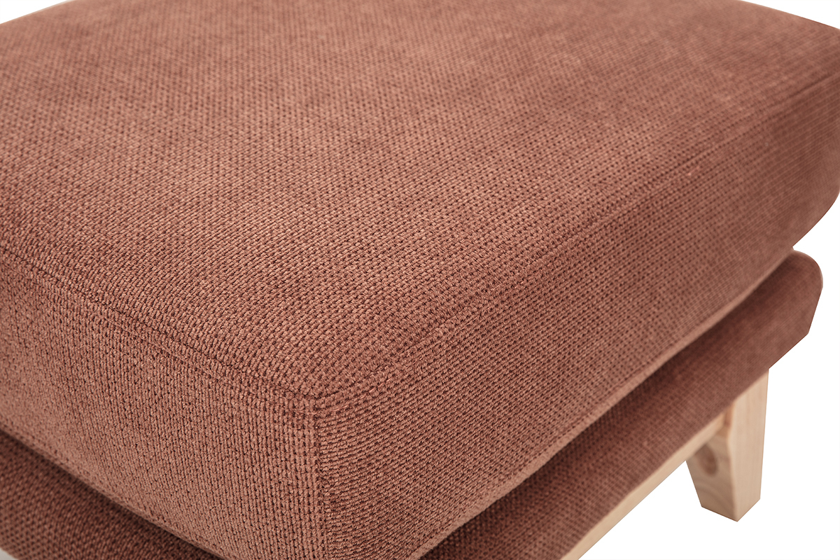 Puf reposapi�s de tela de chenilla en color tierra quemada y patas de madera, vista de cerca.