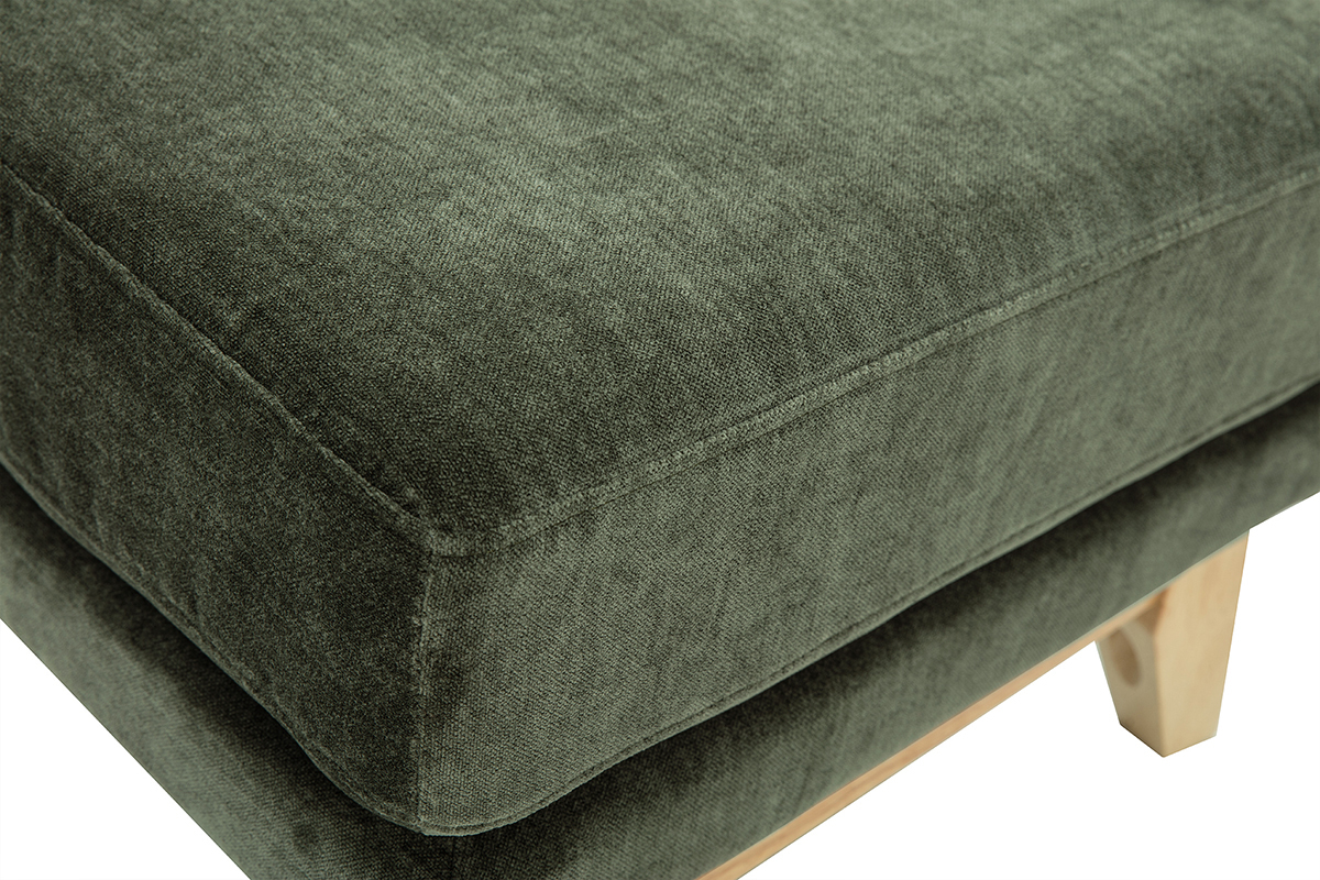 Primer plano de un puff escandinavo de tela verde caqui con patas de madera clara.