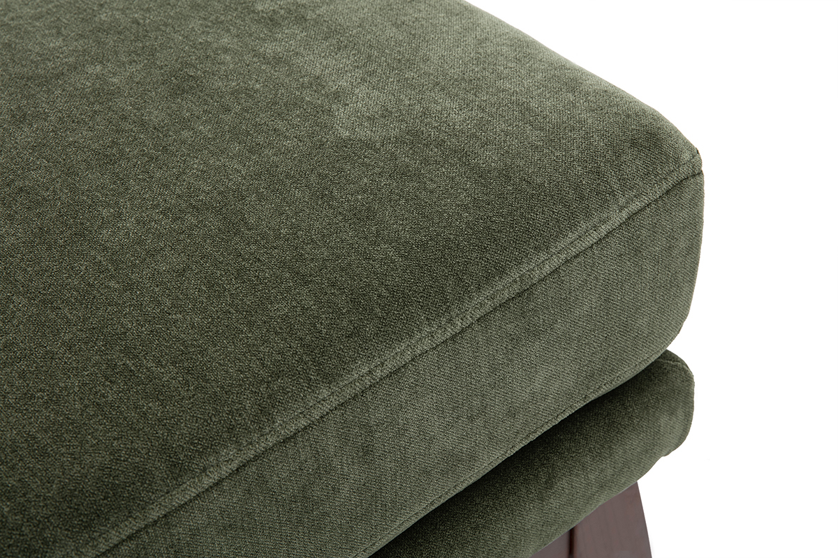 Detalle del puf reposapi�s escandinavo verde caqui en tejido con efecto terciopelo, vista de cerca.