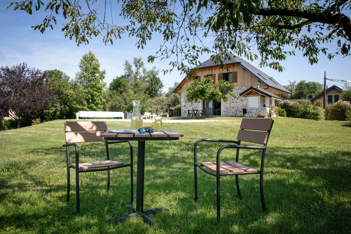Saln de jardn con mesa bistro y 2 sillas negro y madera PUB