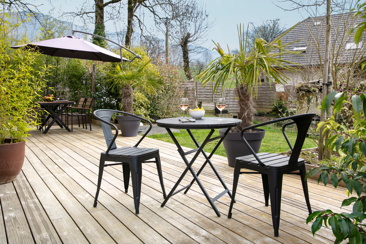 Saln de jardn con mesa plegable y sillas madera y metal negro BERLINER