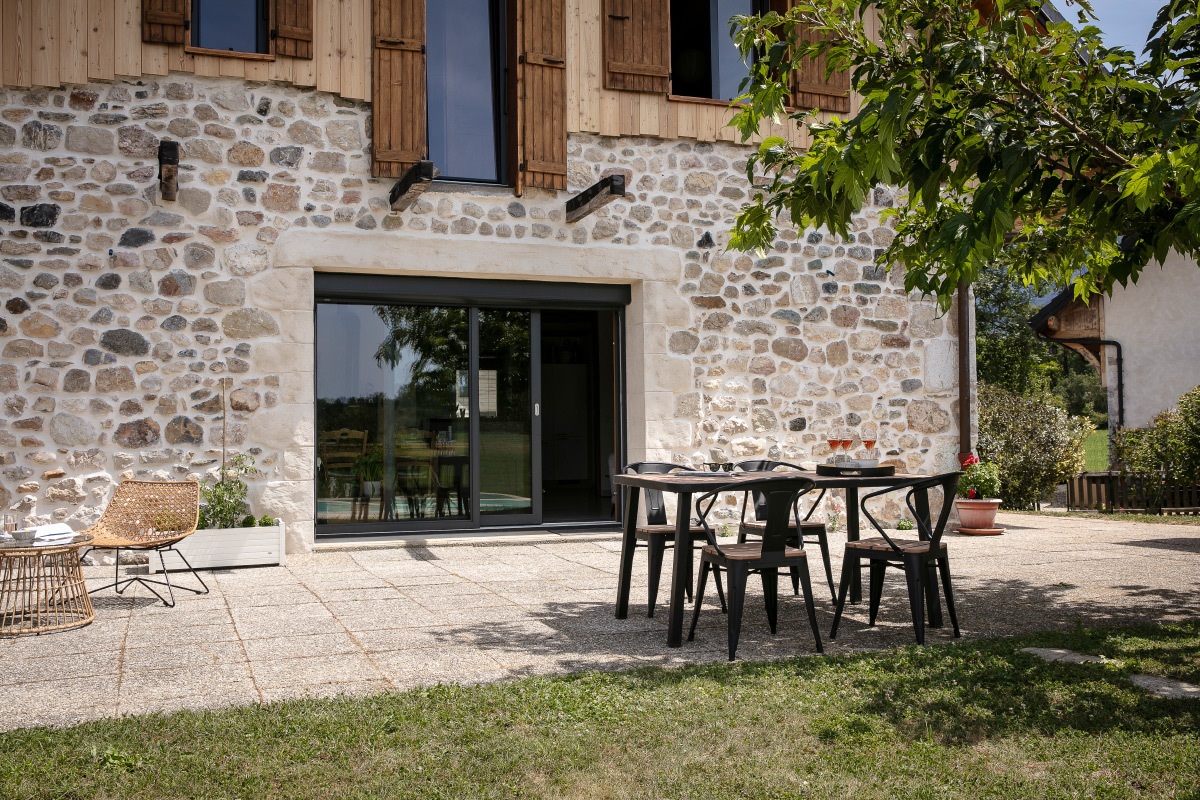 Saln de jardn con mesa y 4 sillas en madera y metal negro BERLINER