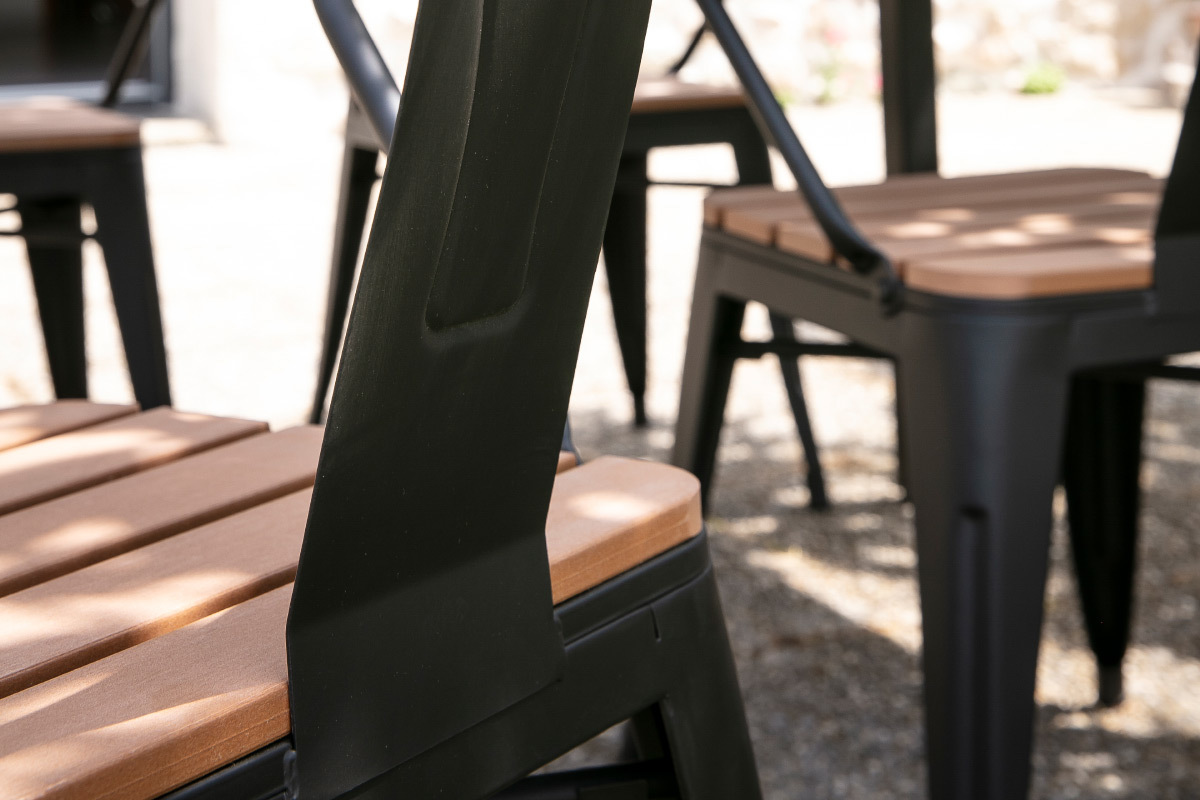 Saln de jardn con mesa y 4 sillas en madera y metal negro BERLINER