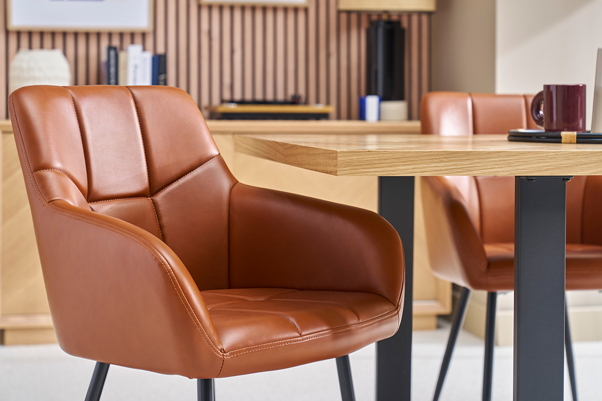 Set de 2sillas de diseo acolchadas de poliuretano marrn y metal negro MONTERO