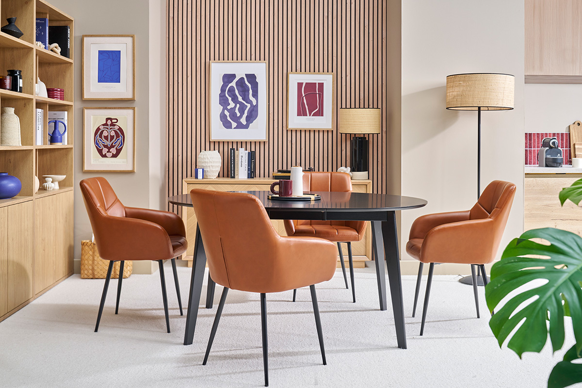 Set de 2sillas de diseo acolchadas de poliuretano marrn y metal negro MONTERO