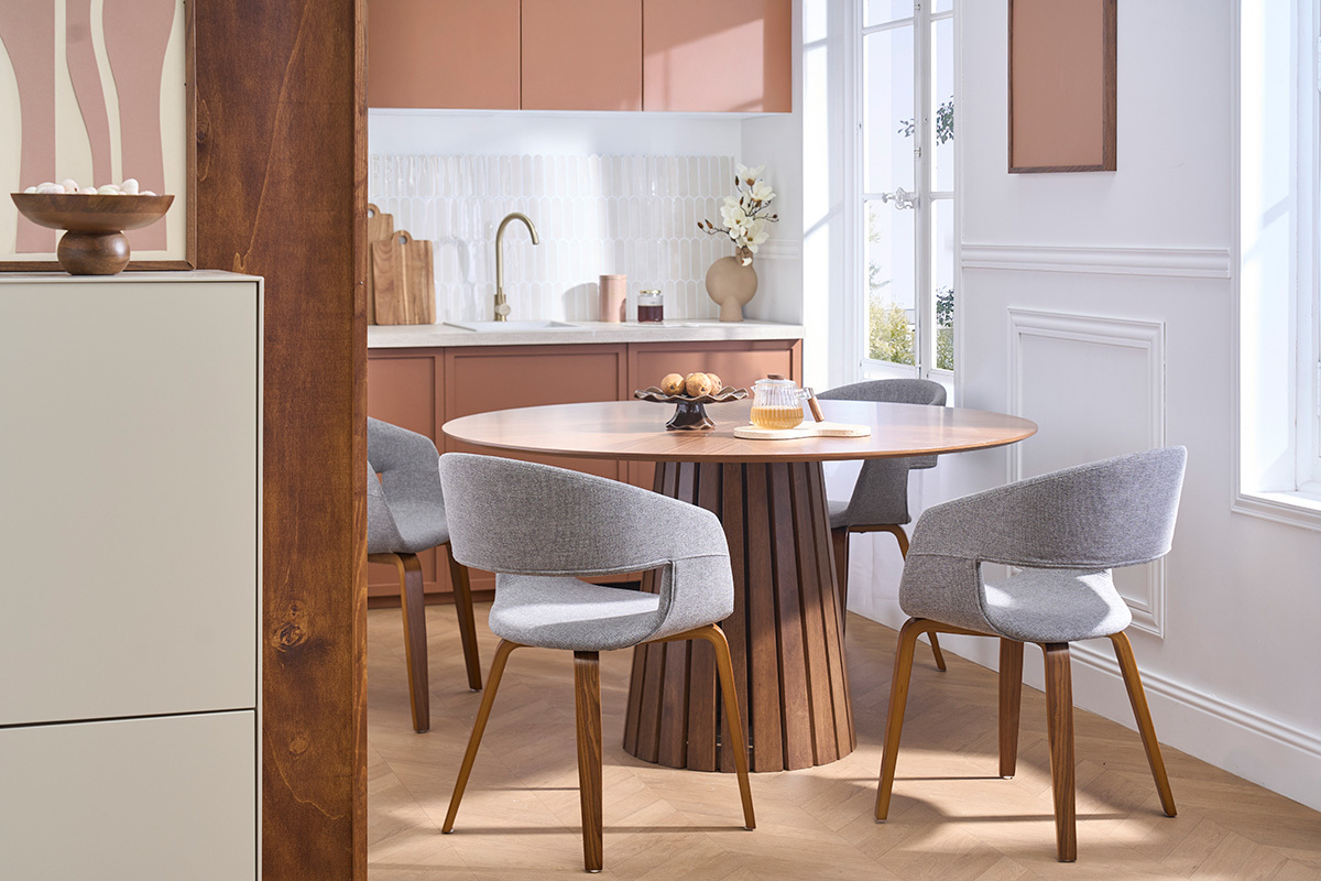 Sillas de dise�o SLAM en tejido gris con patas de madera oscura, alrededor de una mesa de madera, interior moderno.