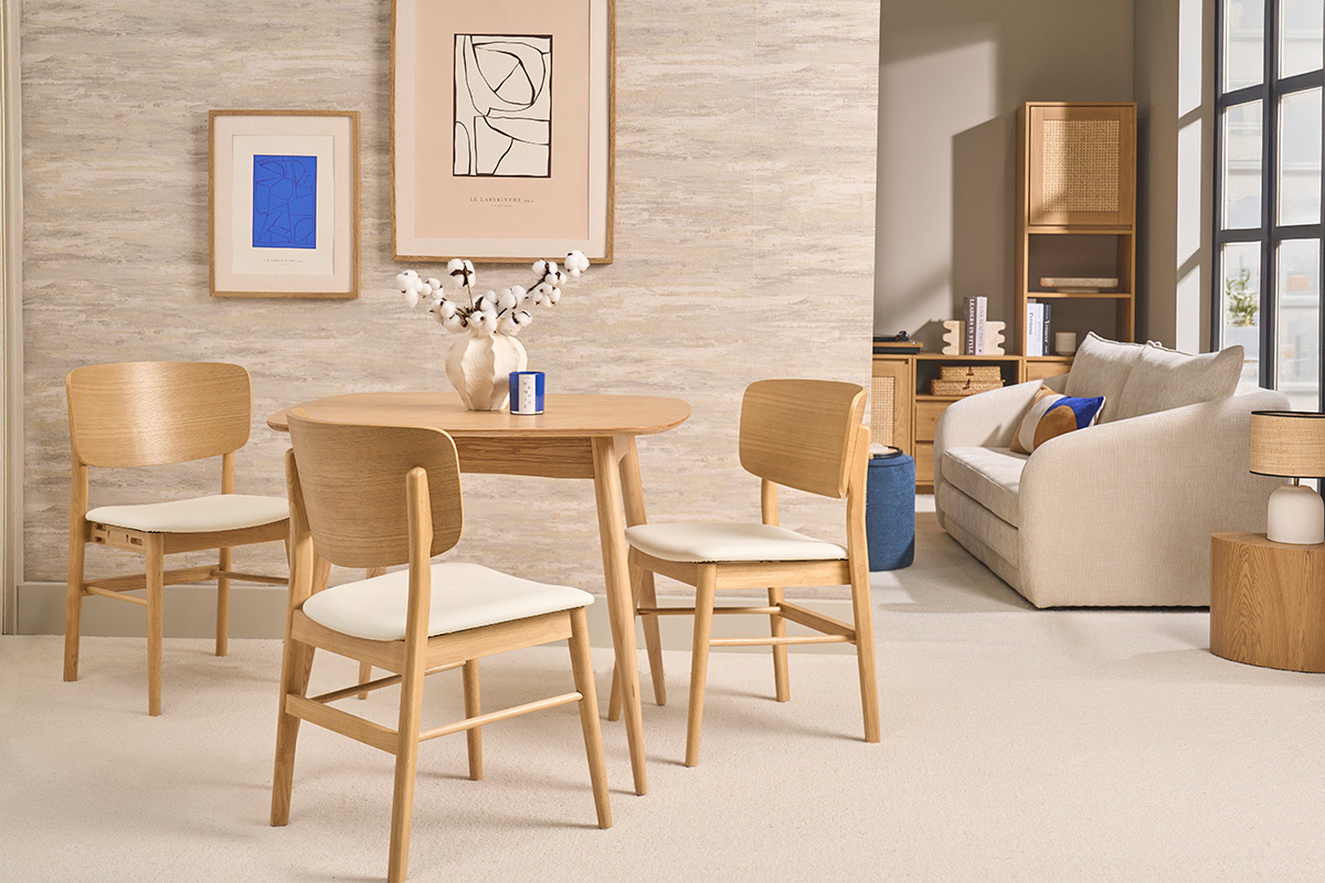 Sillas escandinavas de madera clara y blanco en un interior moderno, vista frontal.