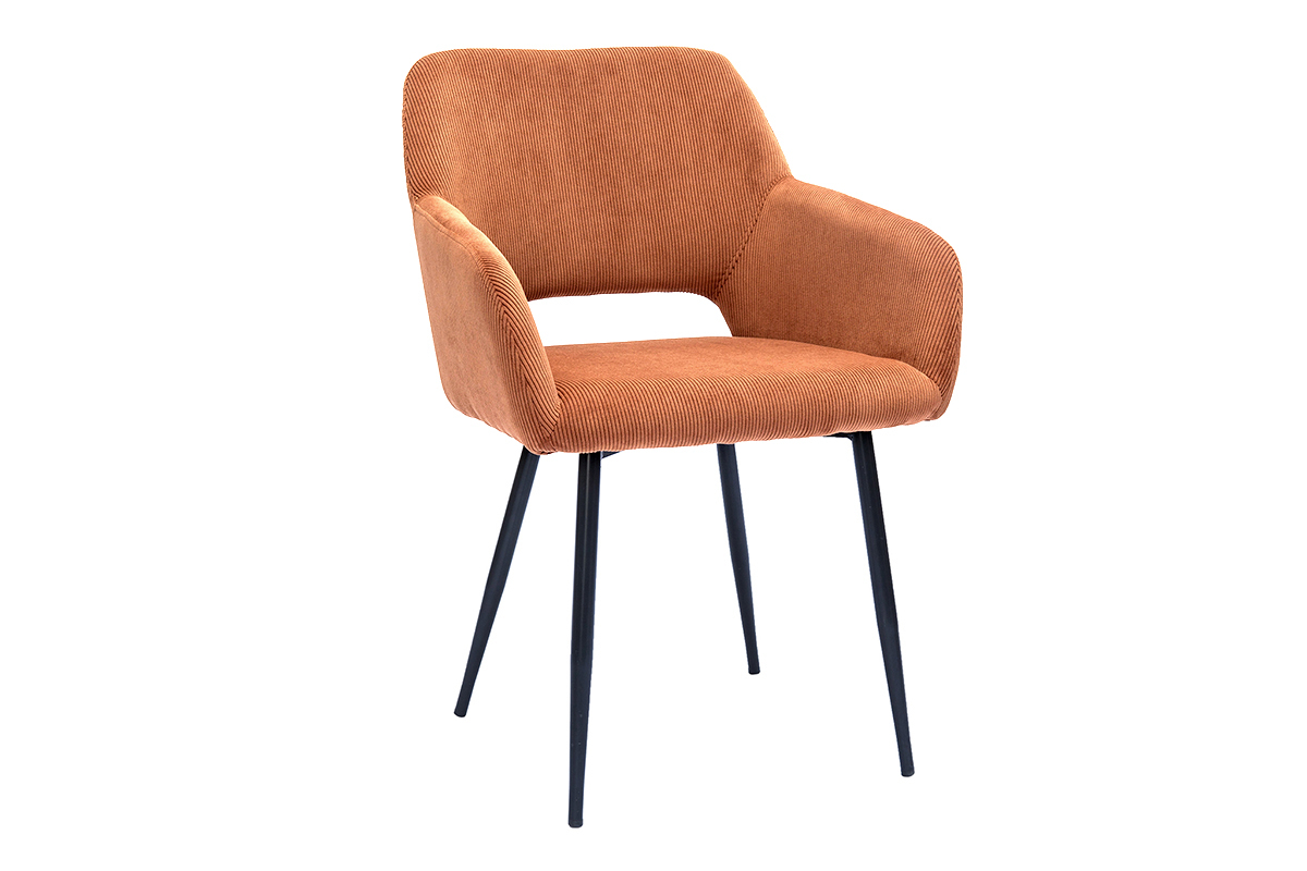 Silla de pana en color tierra quemada con patas de metal negro, vista de 3/4.