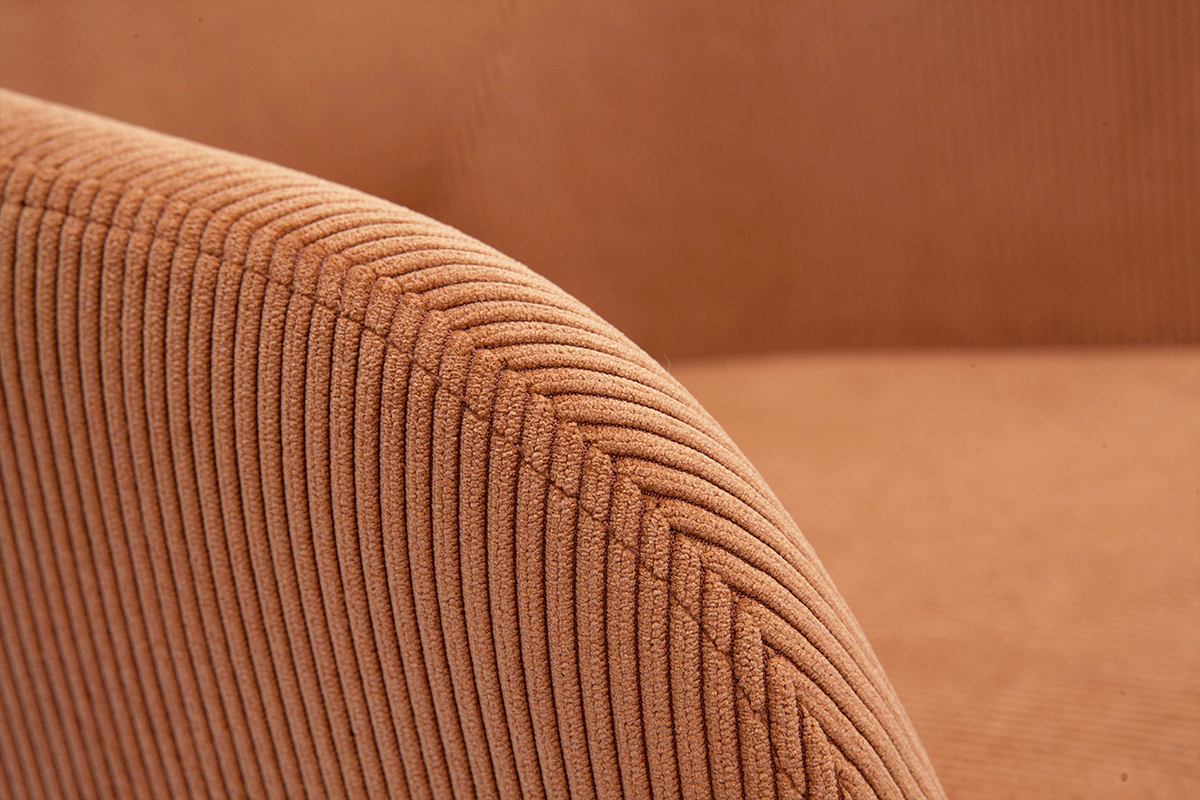 Primer plano de la tela de pana de color tierra quemada de una silla.