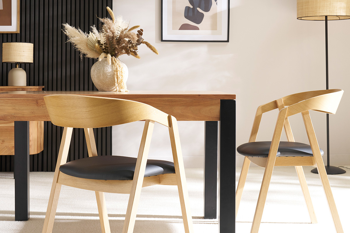 Set de 2 sillas nrdicas apilables de madera clara de roble macizo y asiento negro LOVA