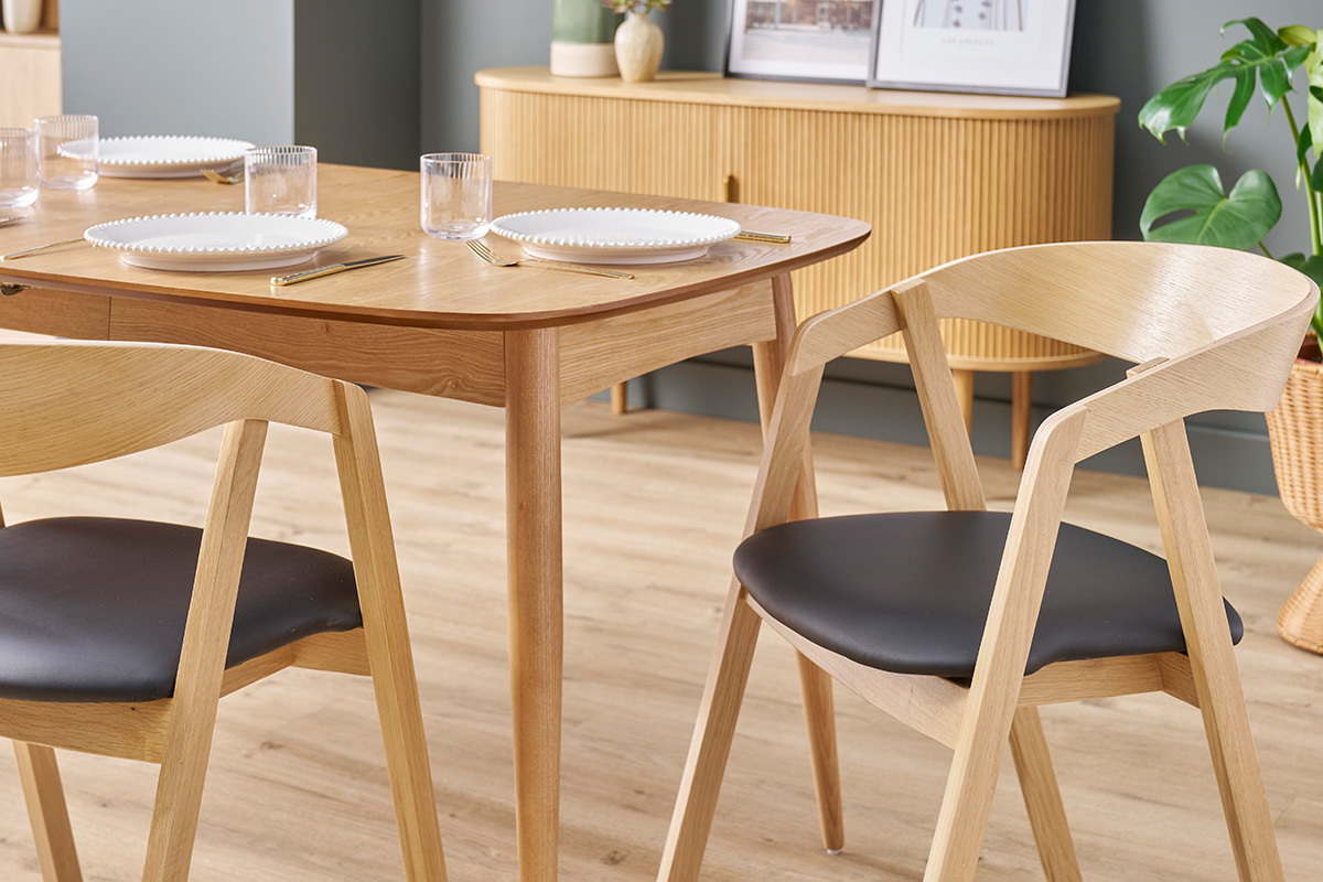 Set de 2 sillas nrdicas apilables de madera clara de roble macizo y asiento negro LOVA