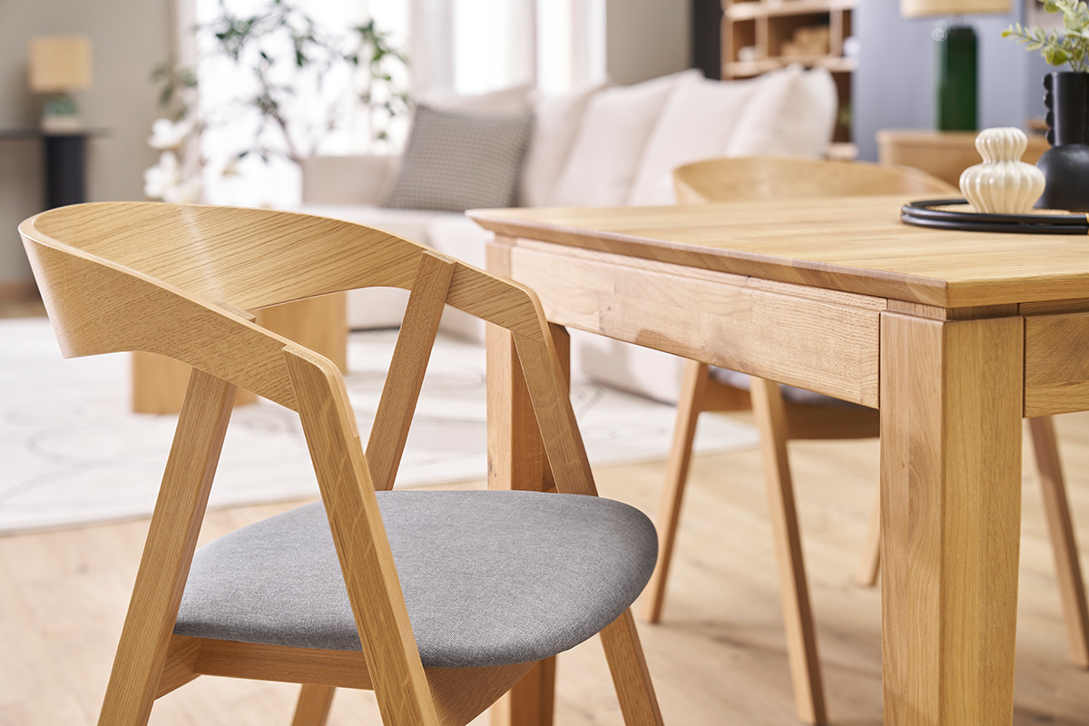 Set de 2 sillas nrdicas de madera clara de roble macizo y tela gris LOVA