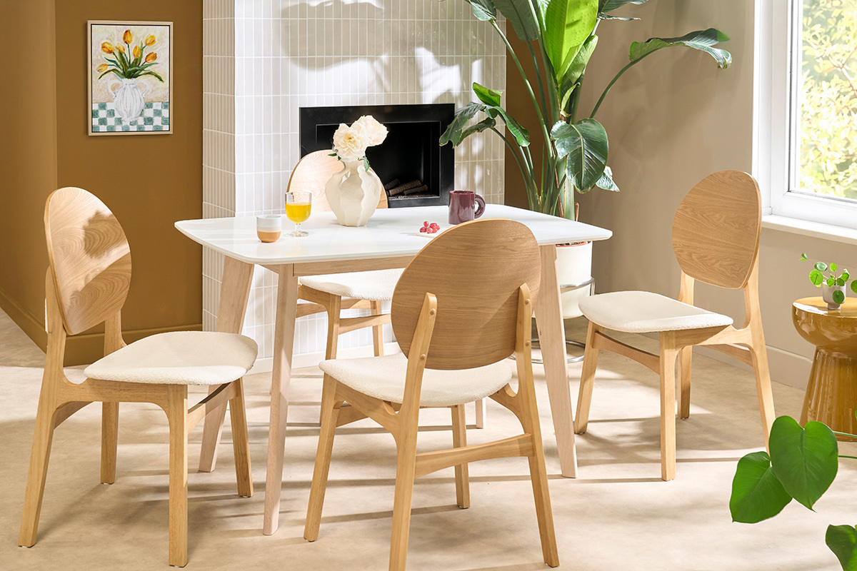 Sillas escandinavas ELTON de madera clara y tejido con efecto de lana boucl�, alrededor de una mesa de comedor.