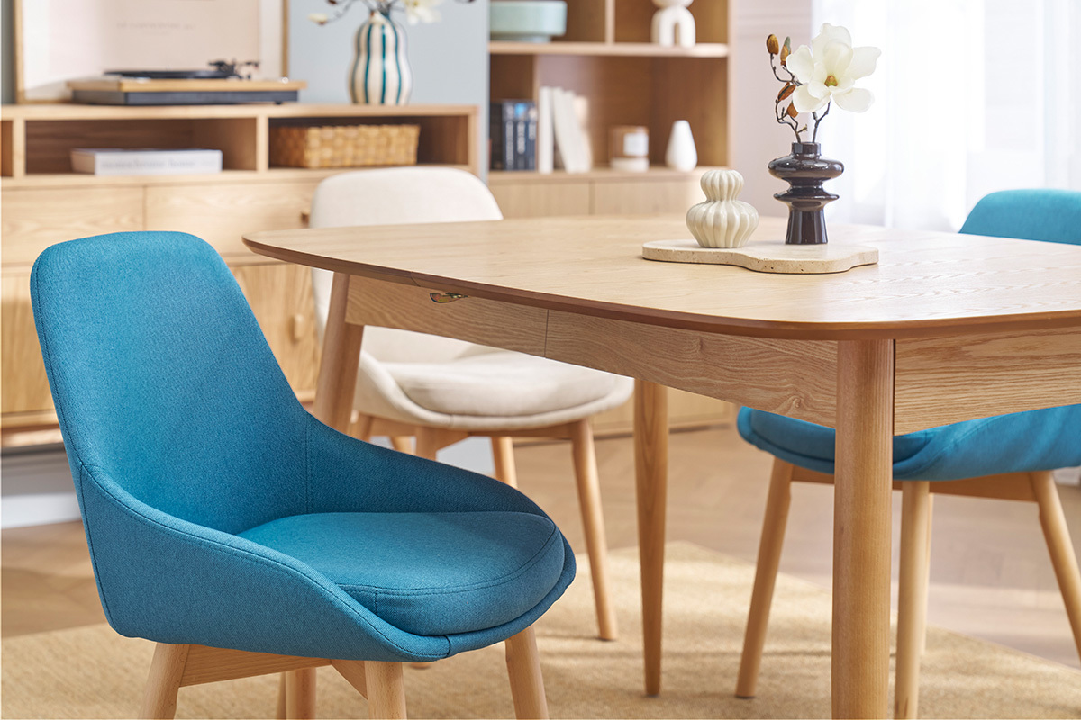 Set de 2 sillas nrdicas de tela azul petrleo y madera clara maciza HOLO