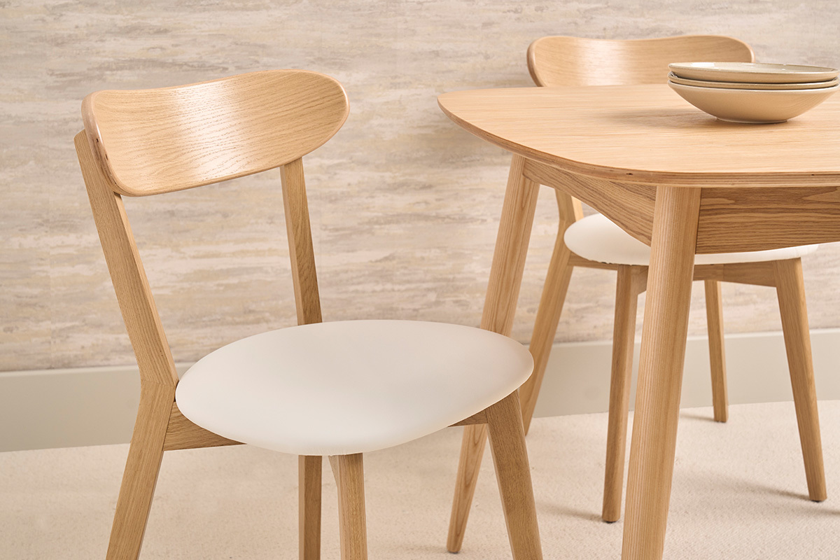 Sillas vintage DOVE de madera clara, desaf�o con asiento blanco, vista de cerca.
