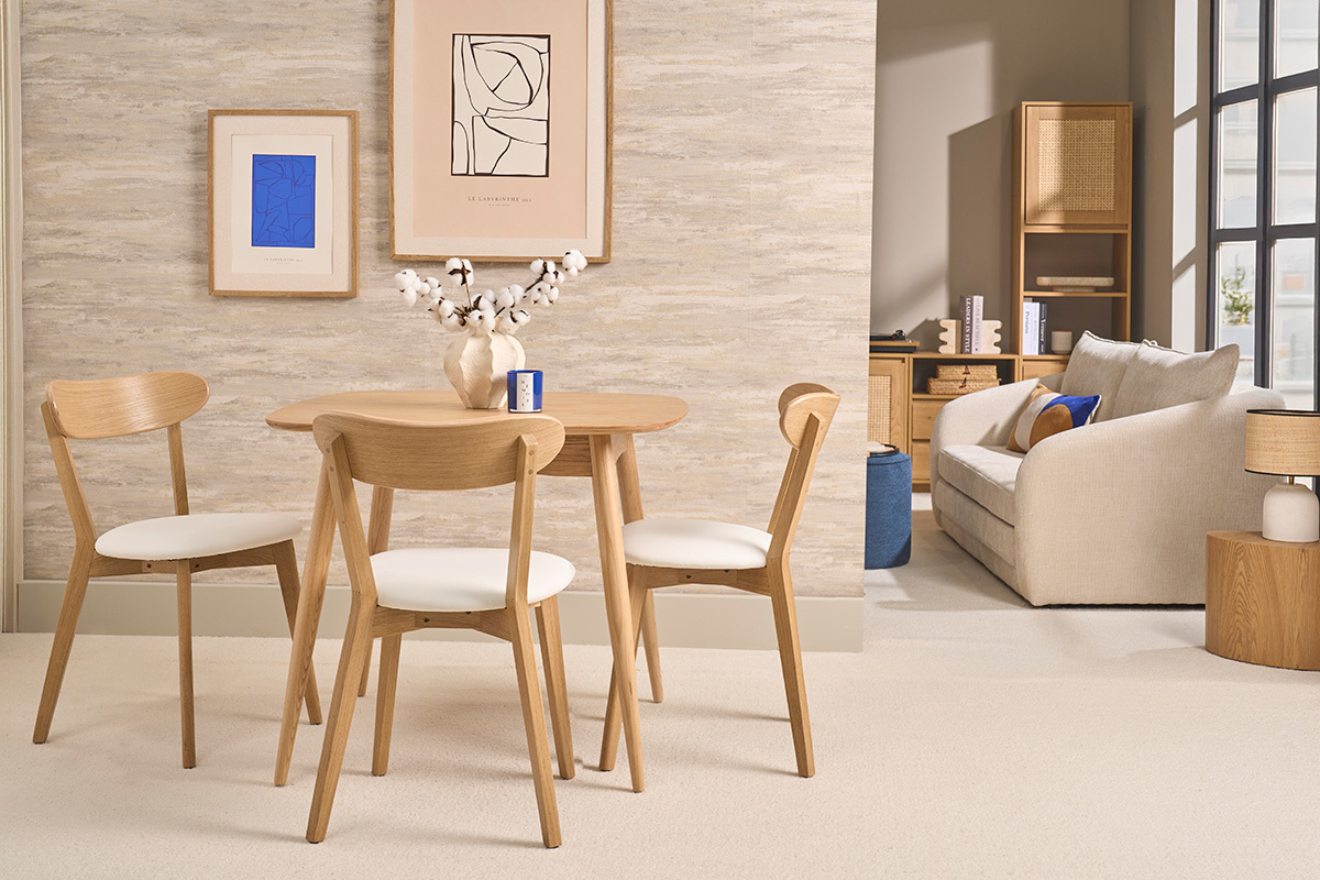 Sillas vintage de madera clara de roble y blanco, estilo bistr�, vista de una mesa redonda.