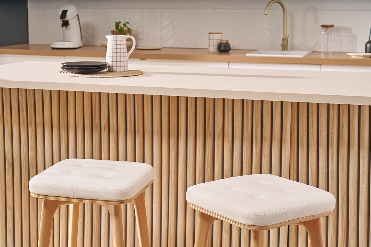 Set de 2taburetes de cocina blancos y de madera clara 65cm GRAMMA