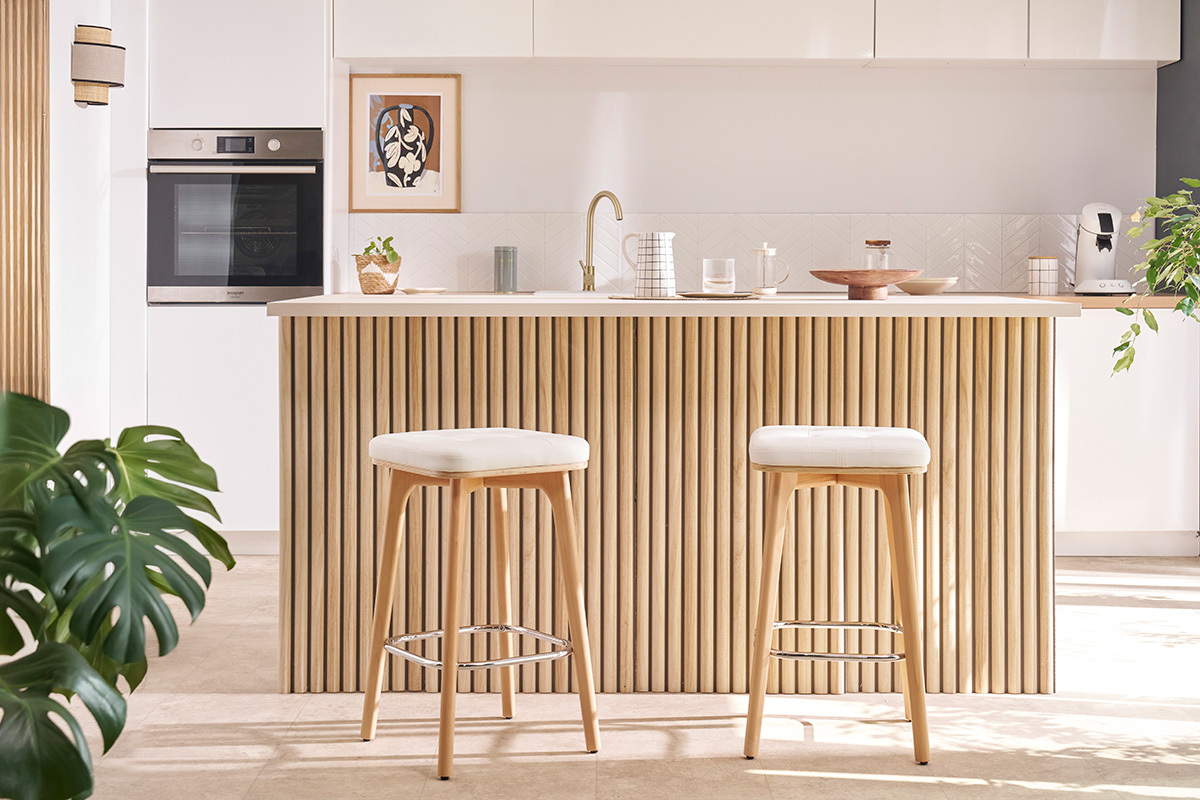 Set de 2taburetes de cocina blancos y de madera clara 65cm GRAMMA