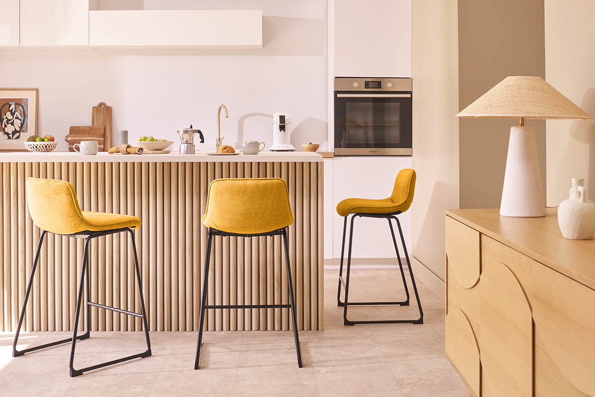 Set de 2 taburetes de cocina efecto aterciopelado texturizado amarillo mostaza y metal 65 cm BOOST