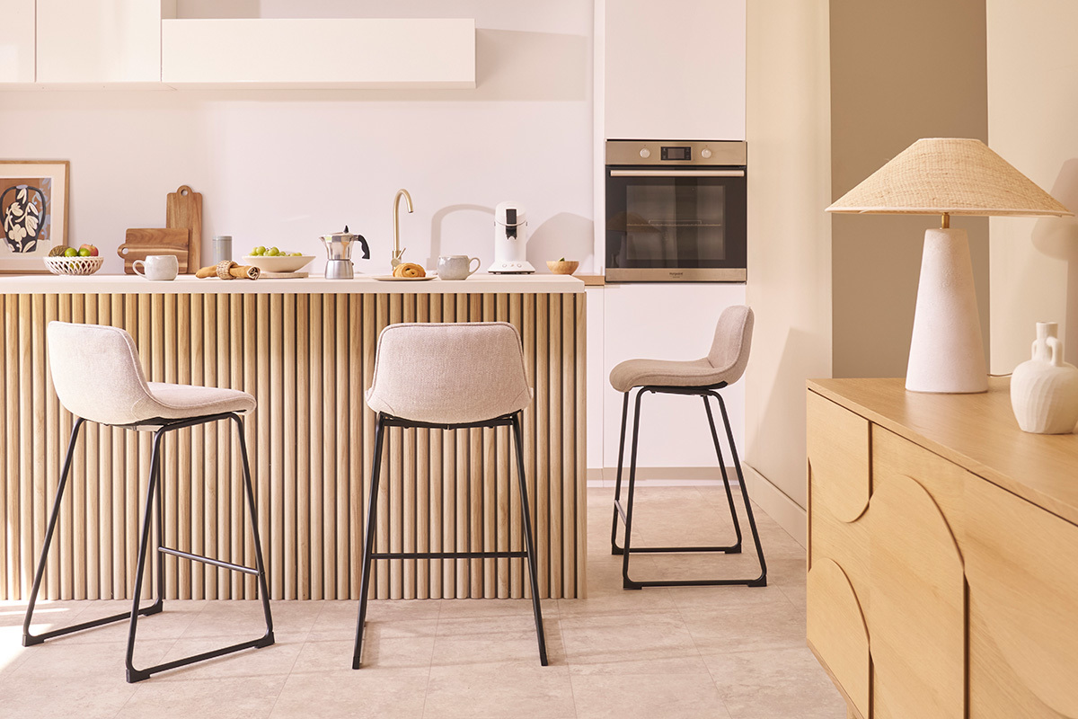 Set de 2 taburetes de cocina fijos efecto aterciopelado texturizado beige con pata de metal 65 cm BOOST