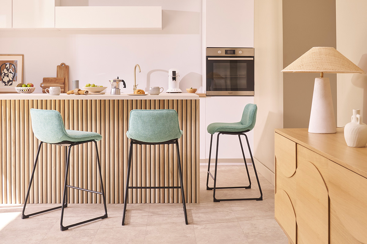 Set de 2 taburetes de cocina fijos efecto aterciopelado texturizado color celadn con pata de metal 65 cm BOOST