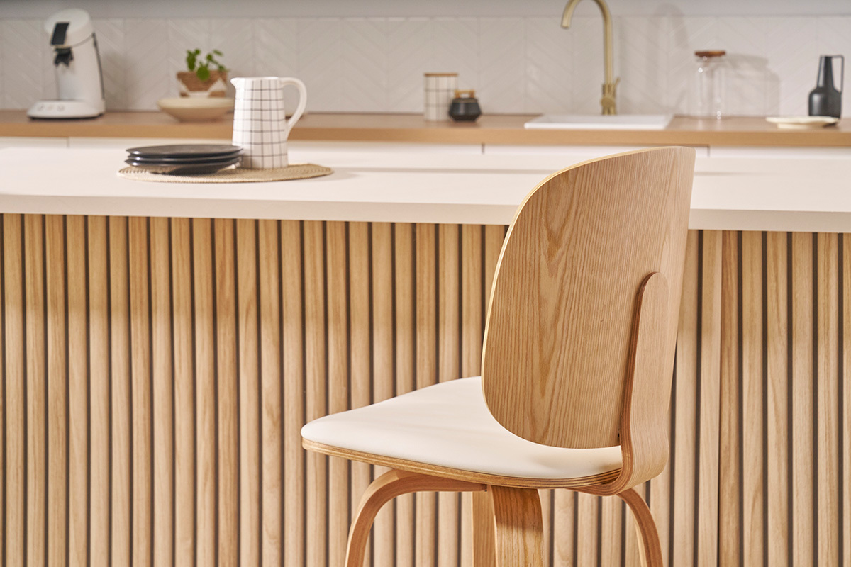 Set de 2taburetes de cocina giratorios de diseo blanco y madera clara 66cm BECK