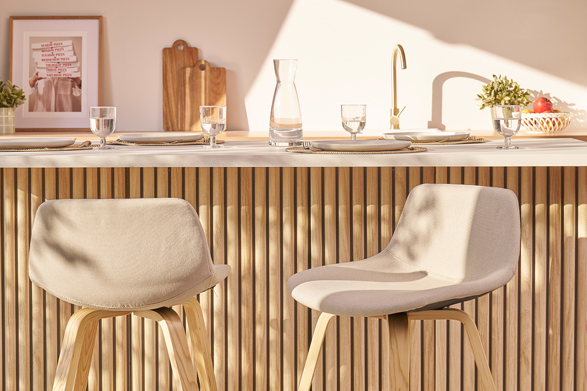 Set de 2 taburetes de cocina nrdicos beige y madera clara 65cm NONIE