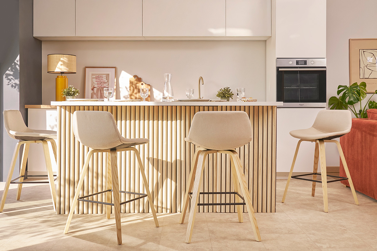 Set de 2 taburetes de cocina nrdicos beige y madera clara 65cm NONIE