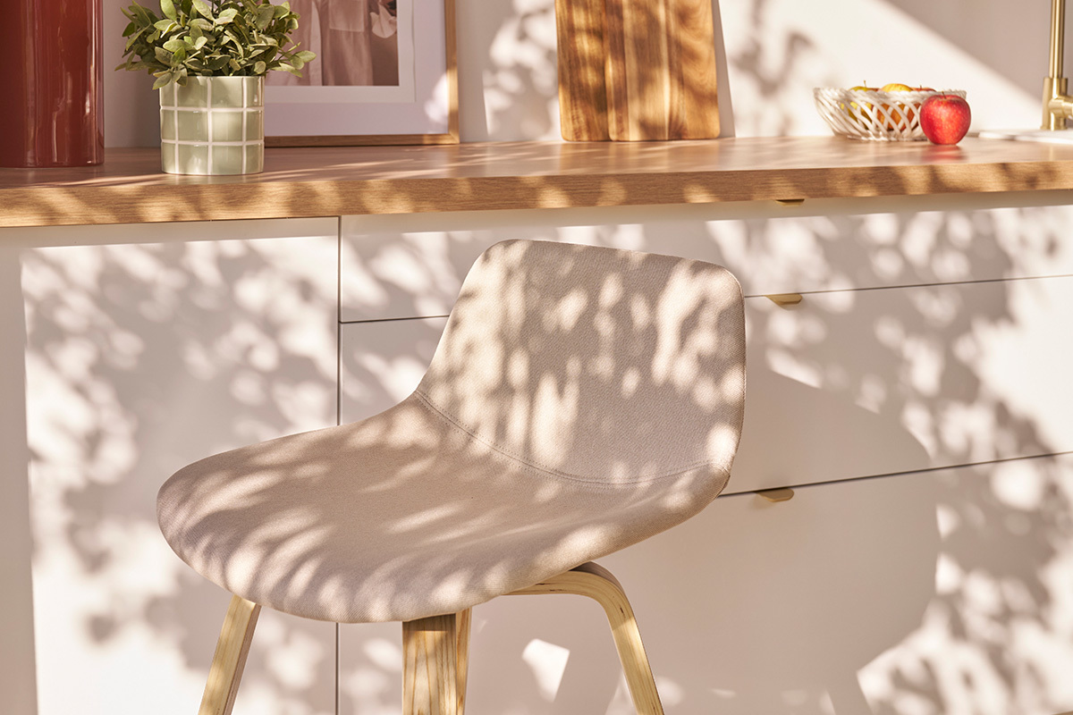 Set de 2 taburetes de cocina nrdicos beige y madera clara 65cm NONIE