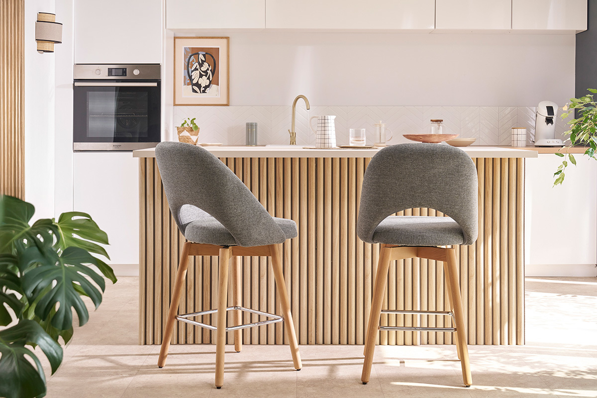 Set de 2taburetes de cocina nrdicos de tela efecto aterciopelado texturizado gris y madera de caucho maciza 65cm COSETTE