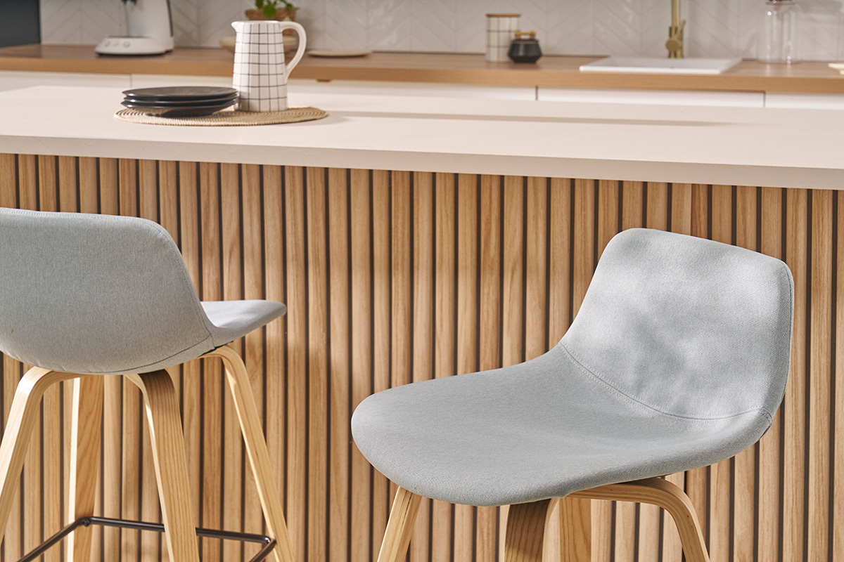 Set de 2 taburetes de cocina nrdicos gris claro y madera 65cm NONIE