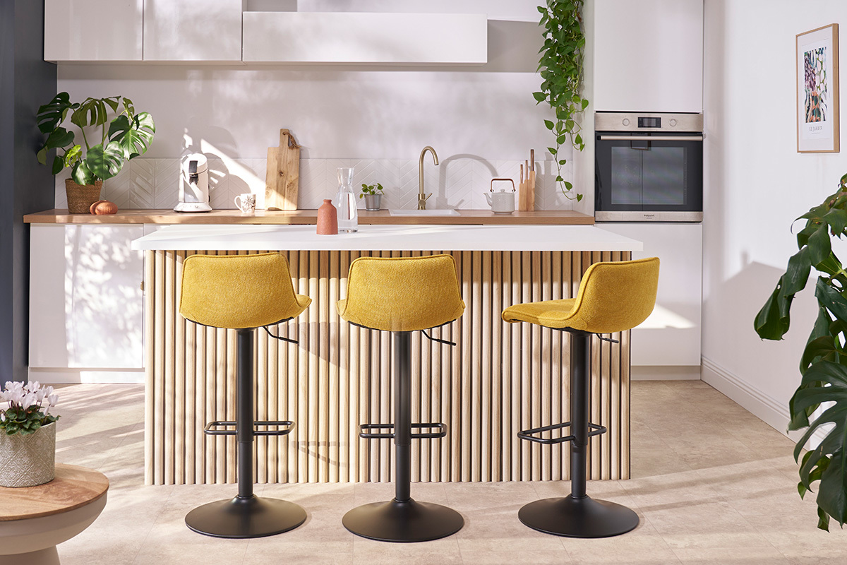 Set de 2 taburetes de cocina regulables y giratorios 360��de tejido efecto aterciopelado amarillo mostaza y metal negro BOOST