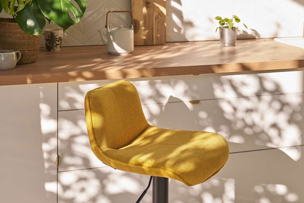 Set de 2 taburetes de cocina regulables y giratorios 360��de tejido efecto aterciopelado amarillo mostaza y metal negro BOOST