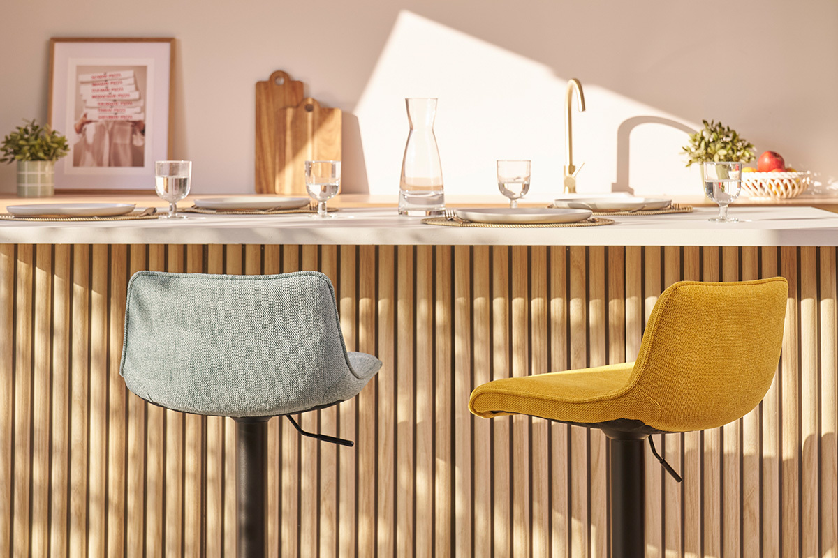 Set de 2 taburetes de cocina regulables y giratorios 360��de tejido efecto aterciopelado amarillo mostaza y metal negro BOOST