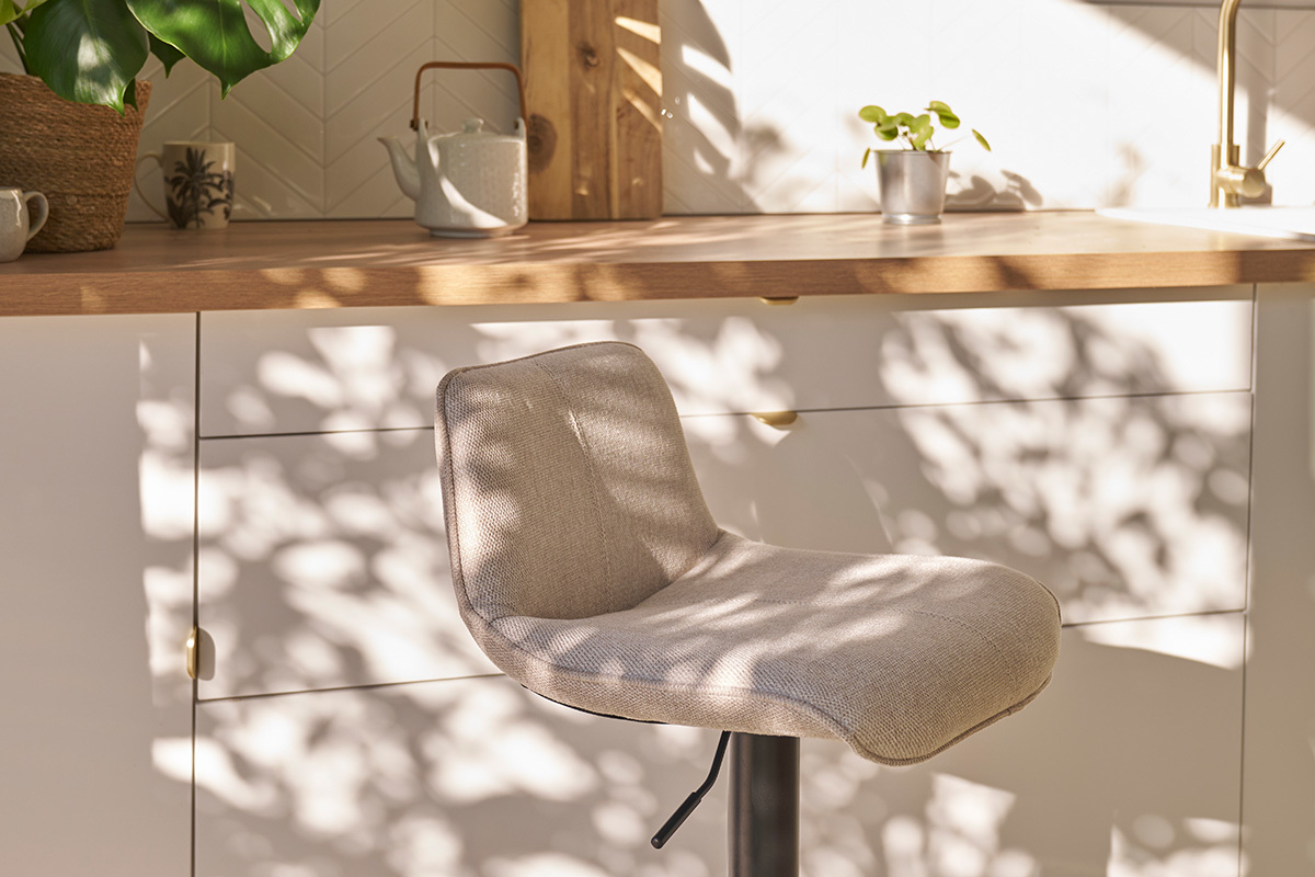 Set de 2 taburetes de cocina regulables y giratorios 360��de tejido efecto aterciopelado beige y metal BOOST