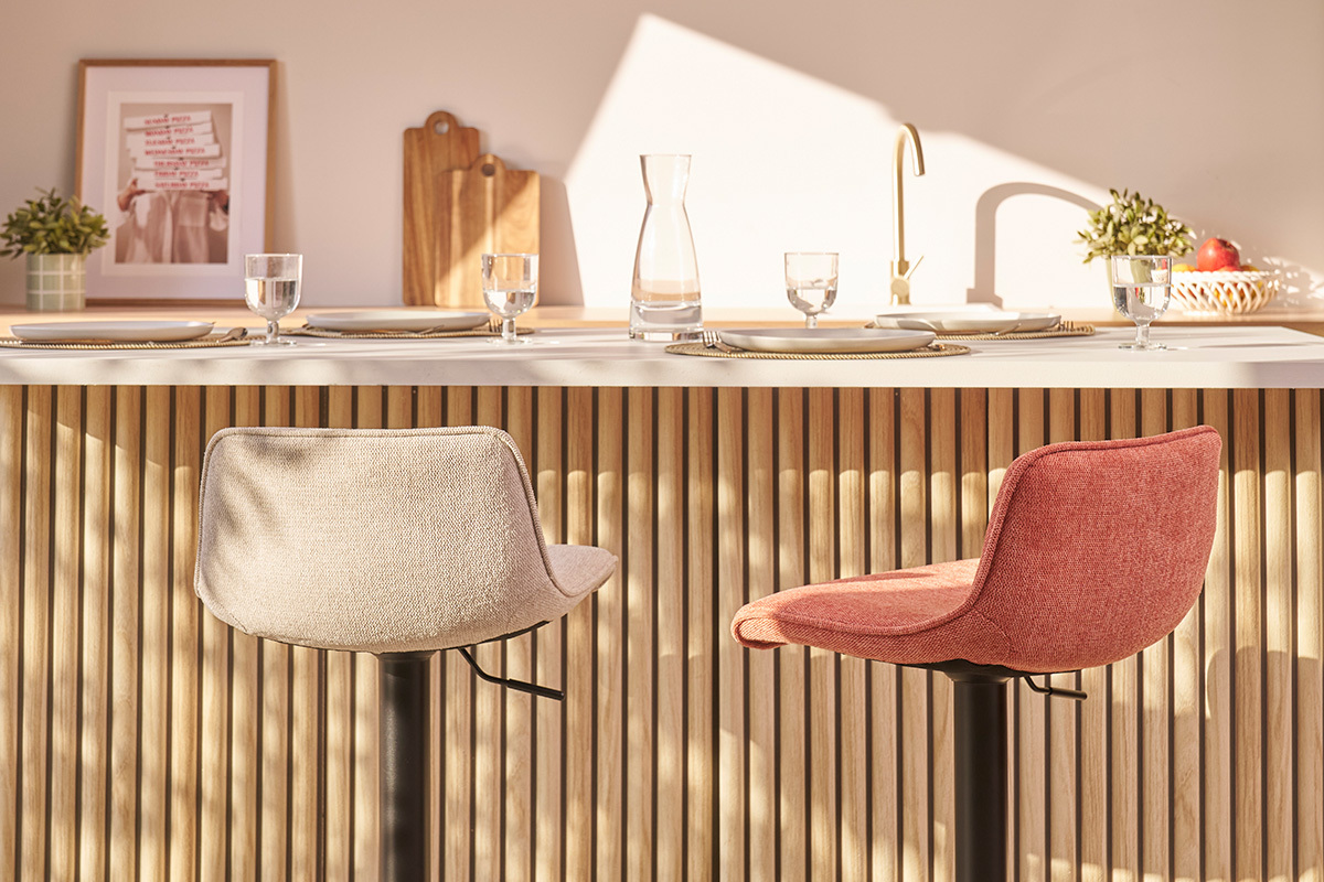 Set de 2 taburetes de cocina regulables y giratorios 360��de tejido efecto aterciopelado beige y metal BOOST