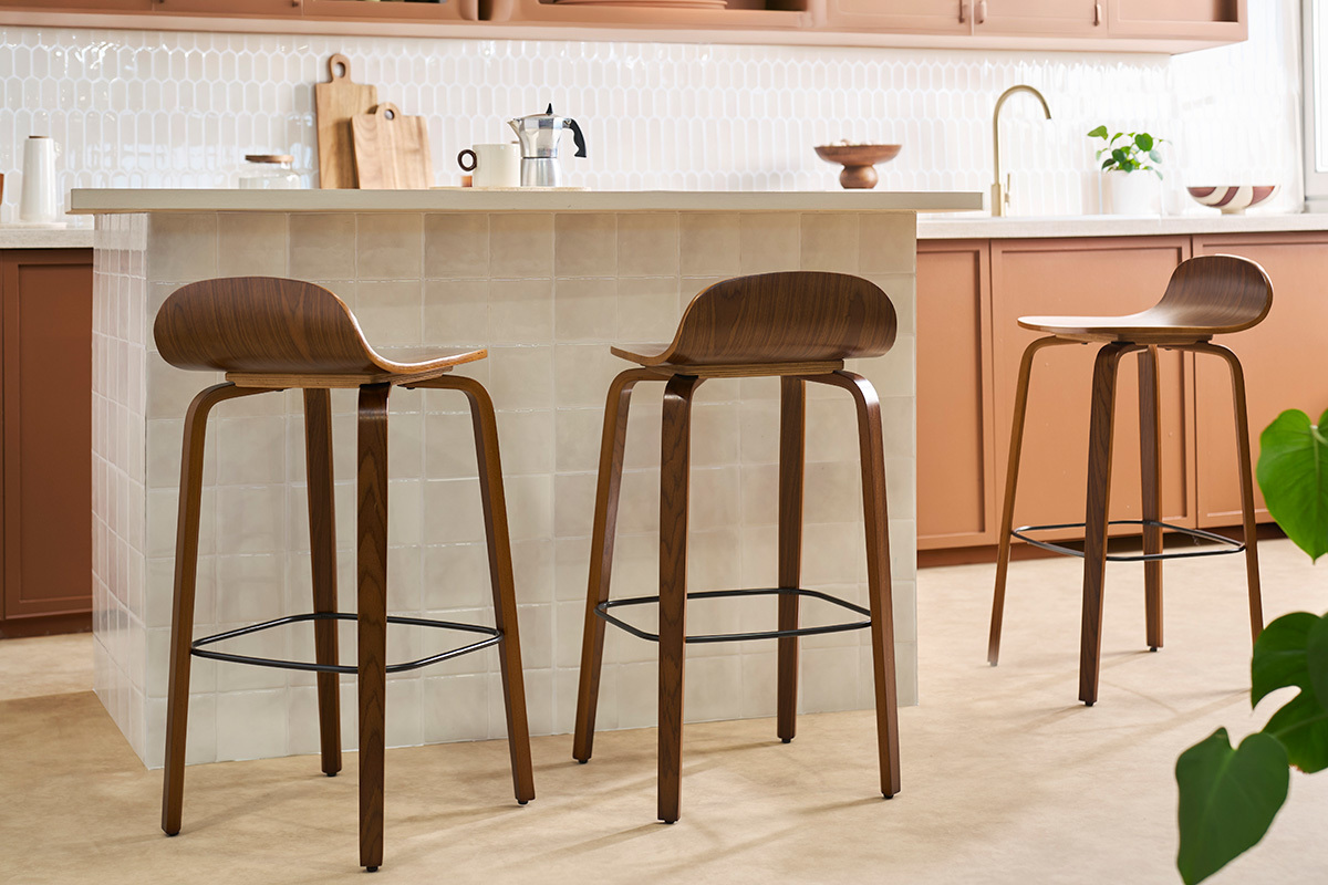 Taburetes de bar vintage de nogal H68 cm, vista trasera en una cocina moderna.